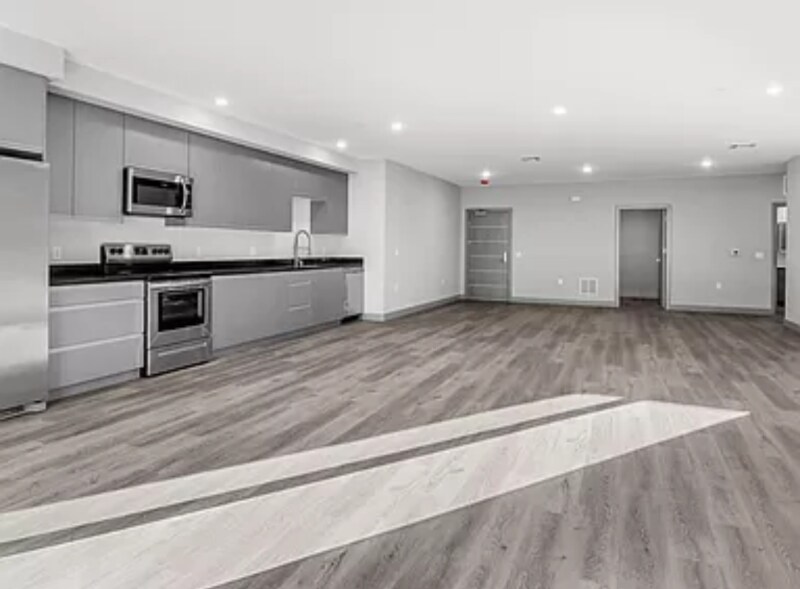Foto principal - 7040 Woodman Ave