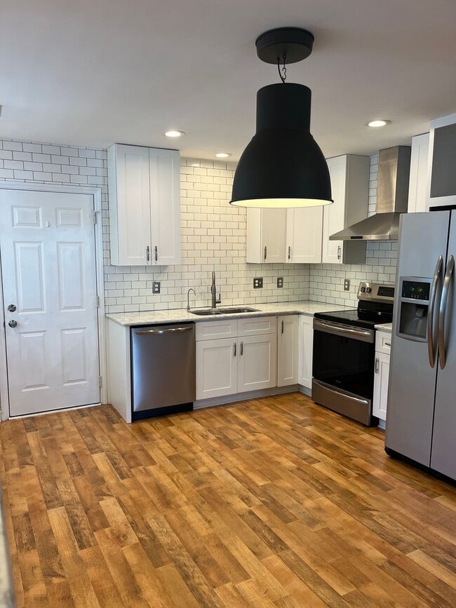 Building Photo - Remodeled home in Great Location