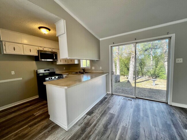 Building Photo - Renovated 4 Bedroom 2.5 Bath home in North...
