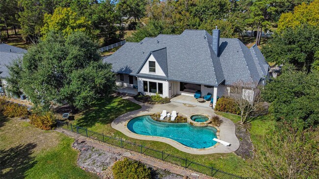 Foto del edificio - 15569 Crown Oaks Dr