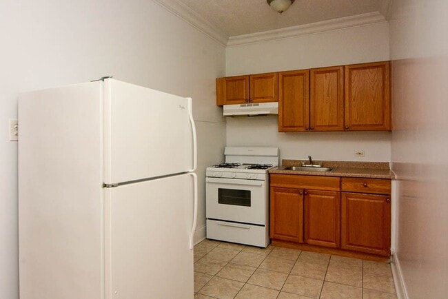 Building Photo - 2704 N Sawyer Ave