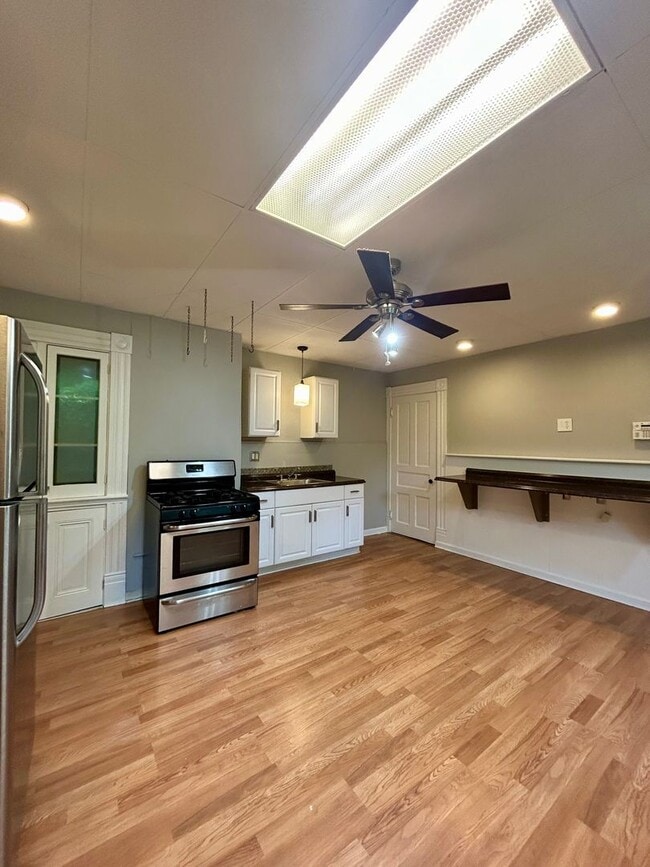 Building Photo - Large 3bd/ 1.5 bath Home w/Attic Room l Sp...