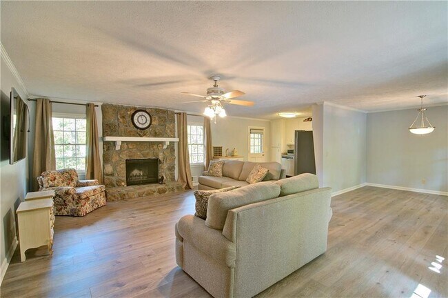 Building Photo - 508 River Lakeside Ln