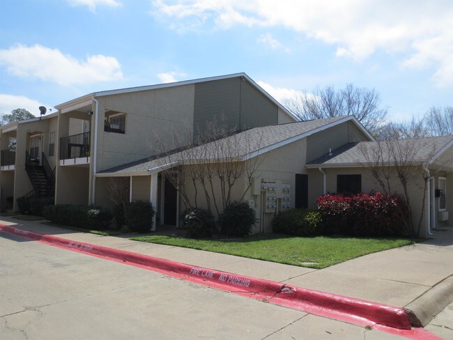 Building Photo - 808 N Center St