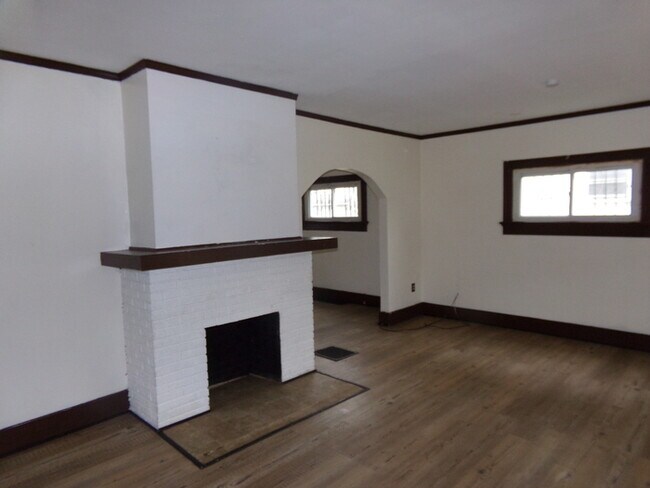 Building Photo - Charming 3 Bed 1 Bath Home