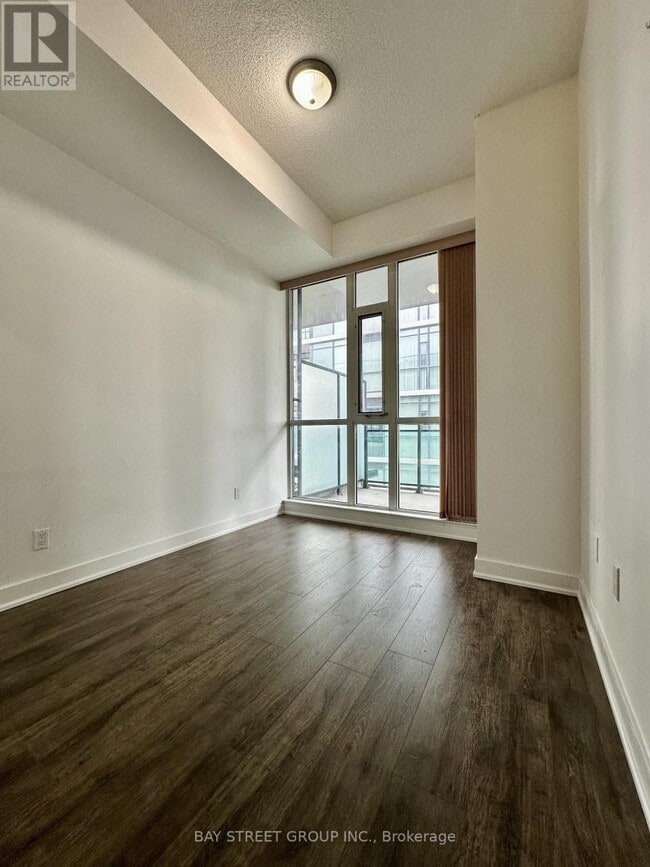 Photo du bâtiment - 4070 Confederation Pkwy