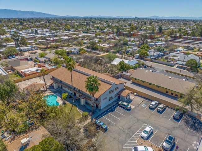 Building Photo - 3052 N Alvernon Way