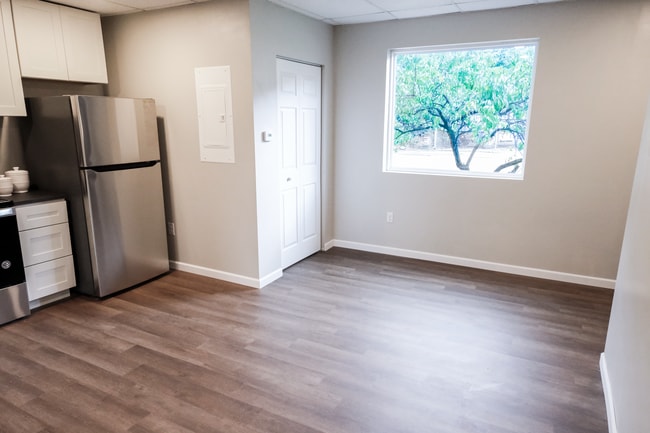 Living Area - 539 E Main St