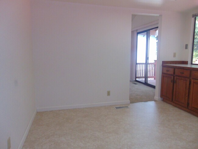Foto del edificio - Great 4BR 2.5BA Split Entry Home in Quiet Forest Park Neighborhood