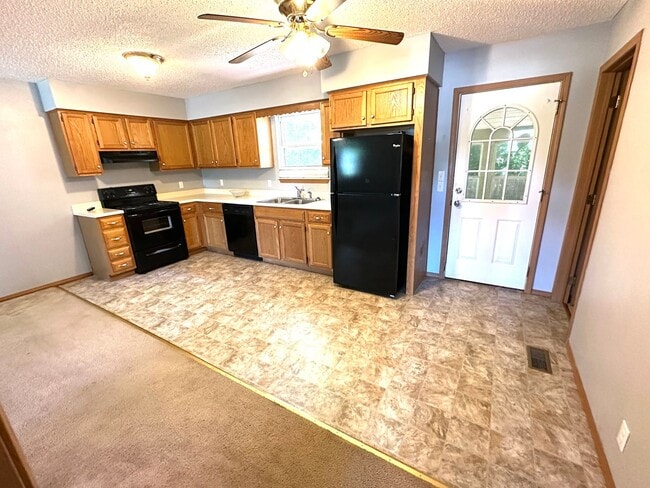 Building Photo - For Lease: 3 Bed, 2 Bath Central Joplin-$1200