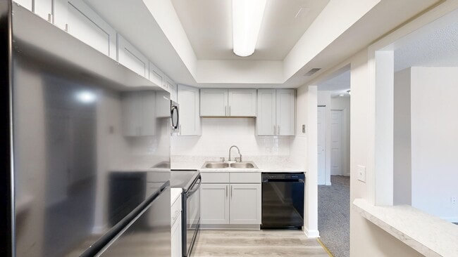 1BR, 1BA - 650 SF - Kitchen - Fountainview East Apartments