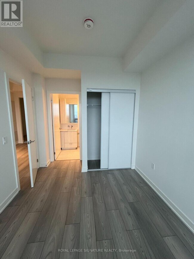 Photo du bâtiment - 110 Broadway Ave