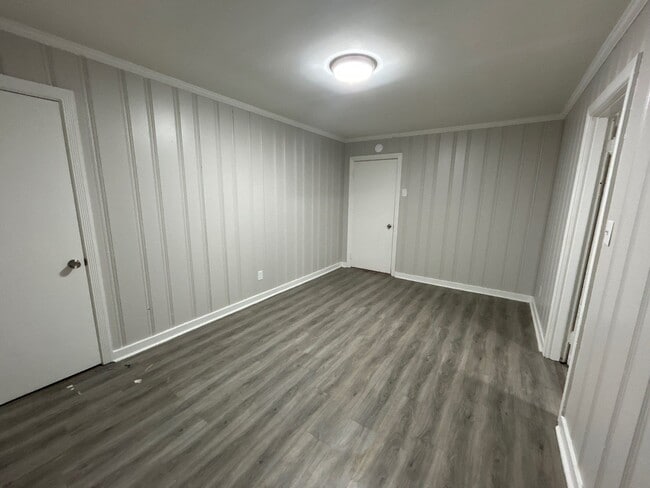 Building Photo - 955 W Forest Ave