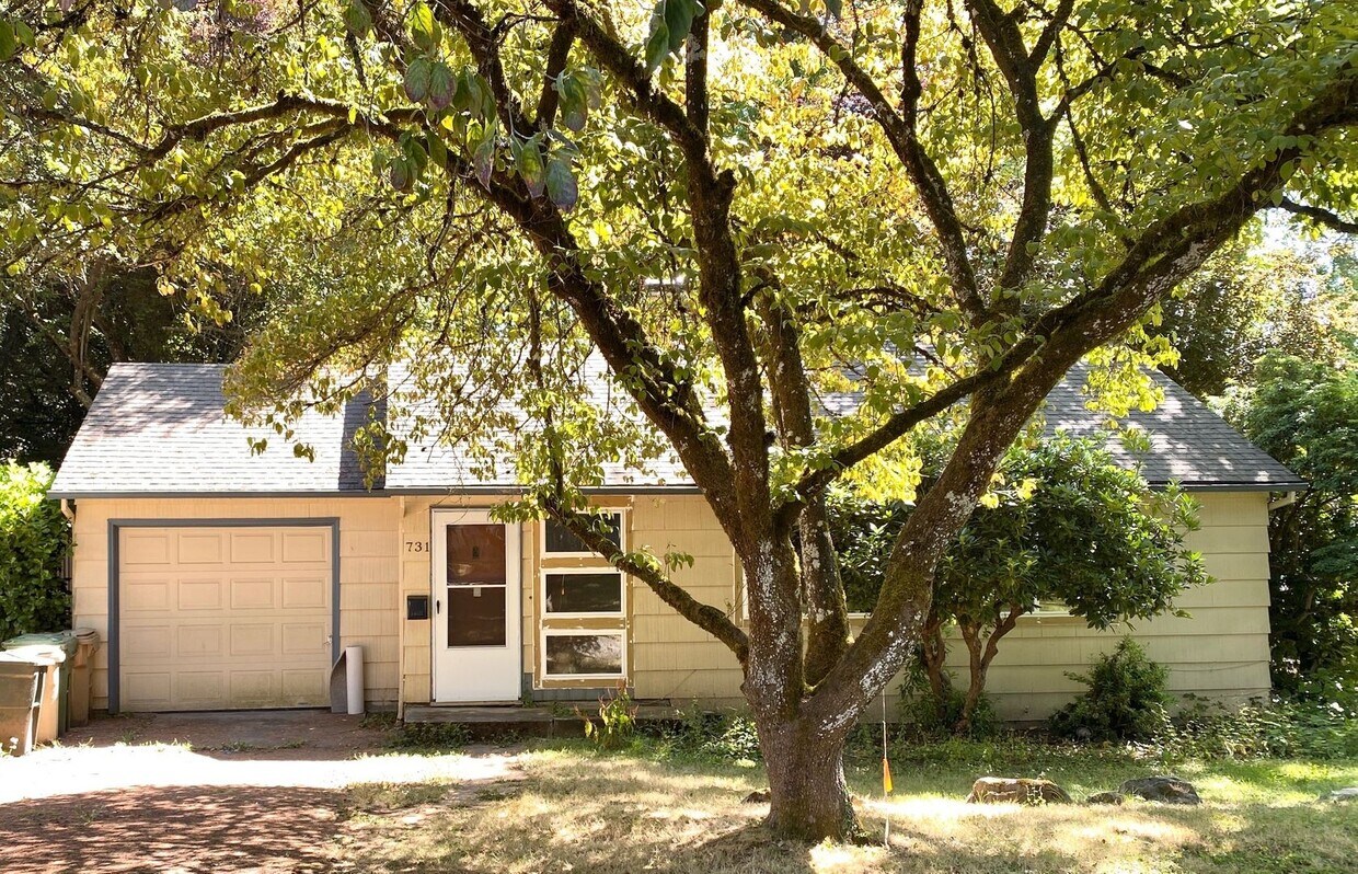 Lovely Updated Two Bedroom Cottage Located... House Rental in Lake