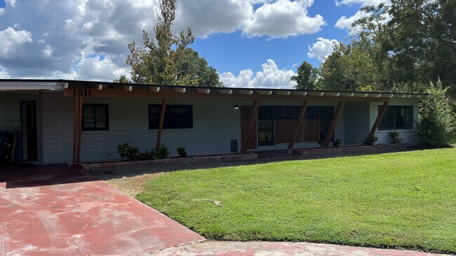 Building Photo - 1511 S John Young Pkwy