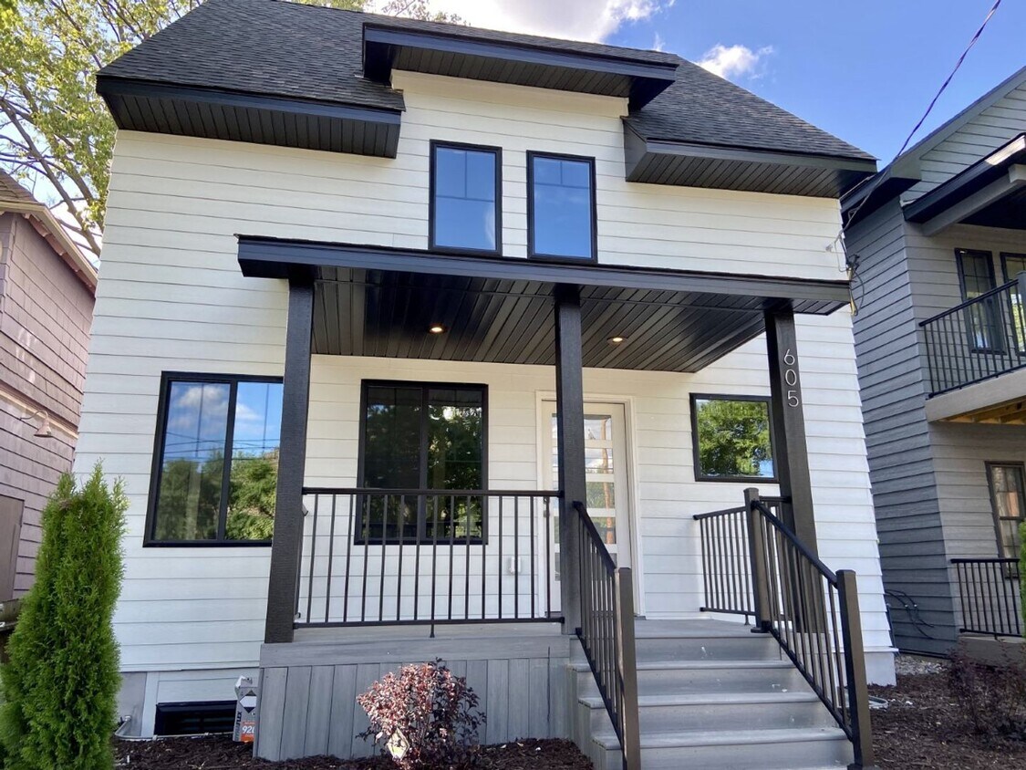 Foto principal - New Construction 11 Bedroom house in the h...