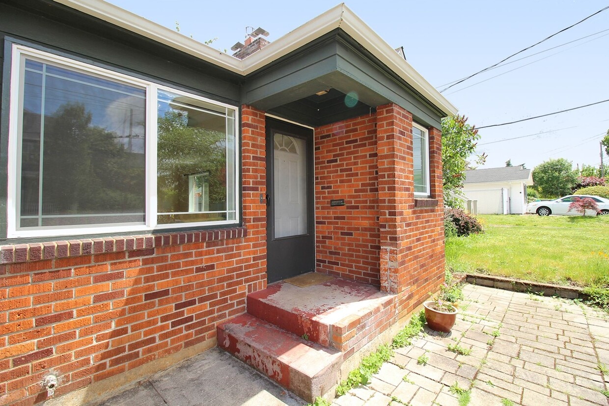 Building Photo - 5924-5924 NE 11th Ave