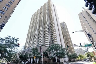 Building Photo - 6033 N Sheridan Rd