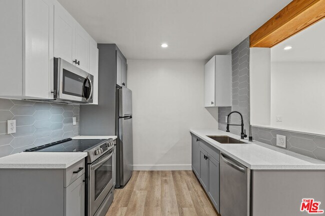 Foto del edificio - 6350 Willoughby Ave