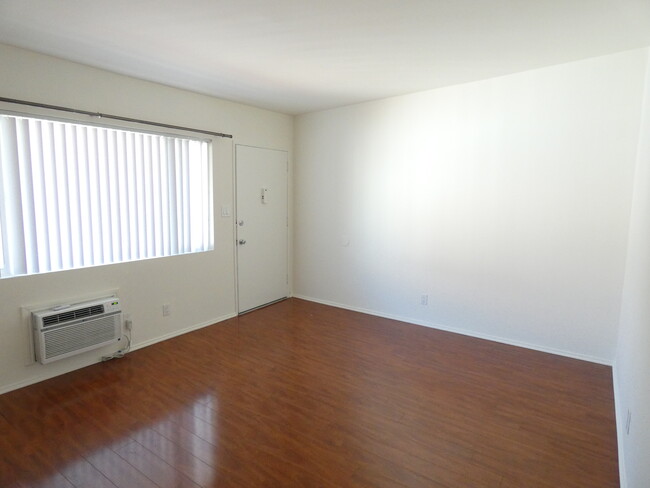 Foto del edificio - 1648 Edgecliffe Dr