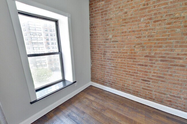 Building Photo - 314 E 106th St