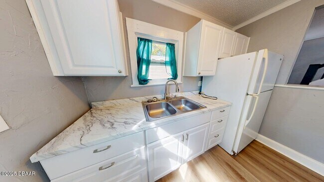 Building Photo - 831 N Oleander Ave