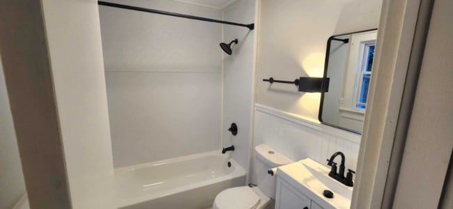 Building Photo - 233 Lester Ave