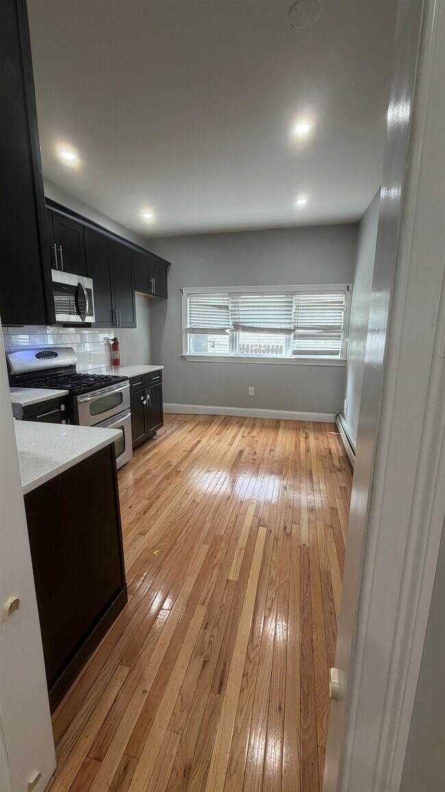 Foto del edificio - 137A Dekalb Ave