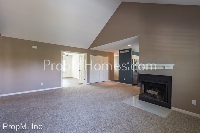 Building Photo - 8435 SW Curry Dr
