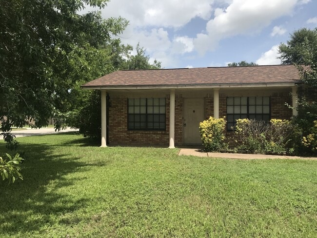 Building Photo - 3 Bedroom 2 Bath