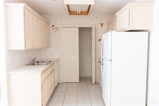 Building Photo - 610 S Logan Dr