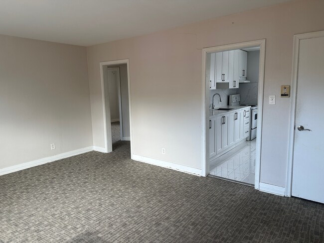 Building Photo - Recently updated 2-Bedroom Apartment for Rent in Oshawa