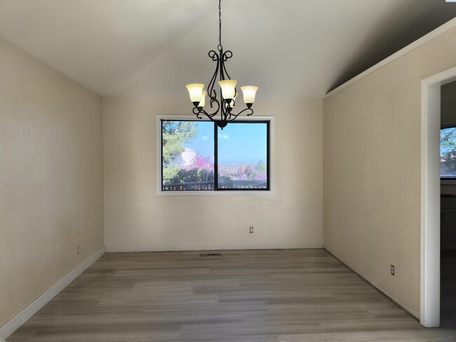 Foto del edificio - New Remodel! 4 Bed, 3 Ba, Deck, Basketball...