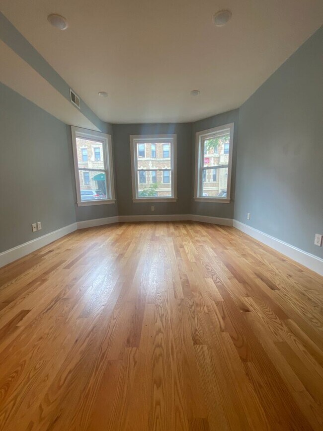 Building Photo - Renovated Allston 5 Bed/2 Bath on Brookline Border.  Available September 1st, 2026