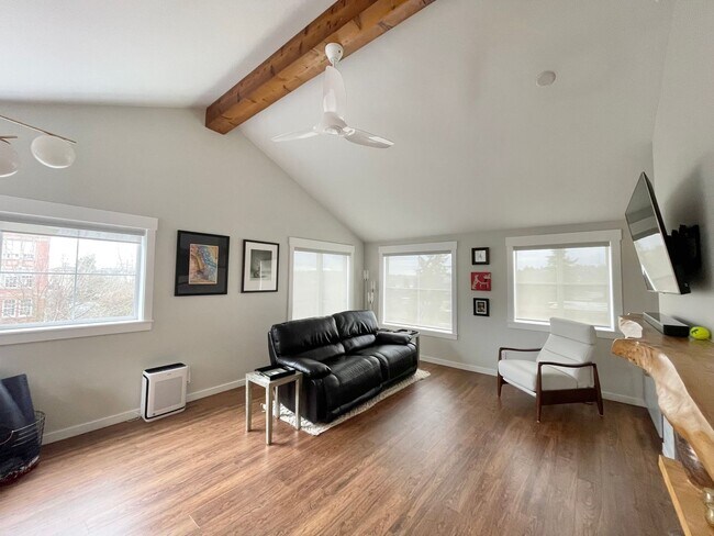 Building Photo - Remodeled 3-Bedroom Penthouse Condo with Views!