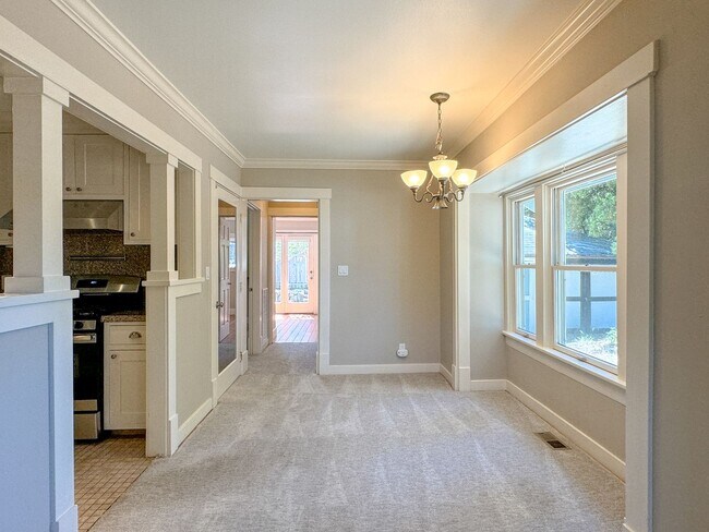 Building Photo - Charming North Seattle 3bd, 2bth Home, $3,...
