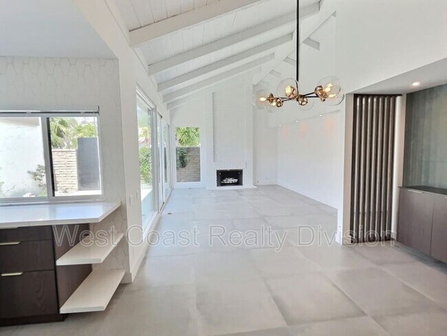 Building Photo - 2530 E Miramonte Cir