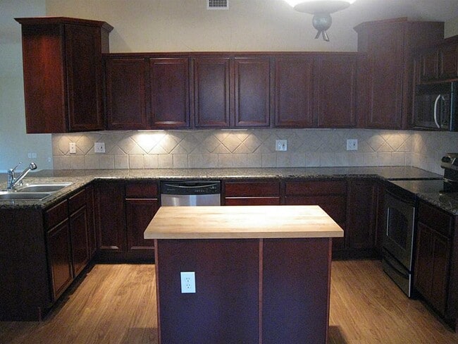 Building Photo - 1143 3ks St