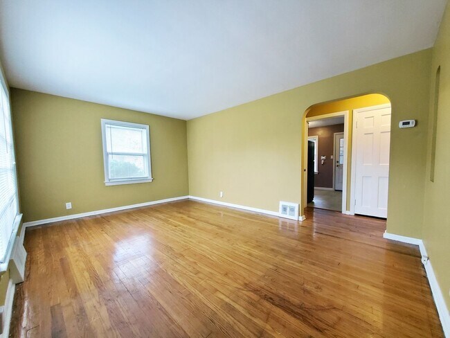 Building Photo - 4 Bed - 1 Bath Bungalow for Rent