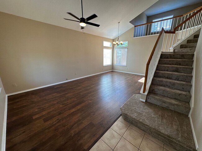 Building Photo - Beautiful 3 bedroom, 2.5 Bath Tracy Home
