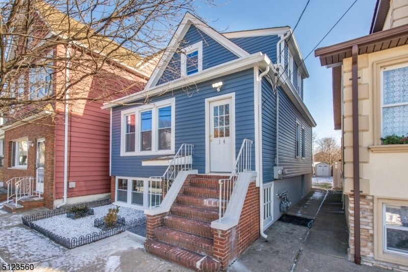 Primary Photo - 174 Pierre Ave