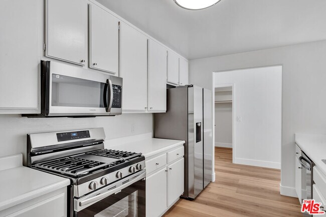 Building Photo - 2050 S Bentley Ave