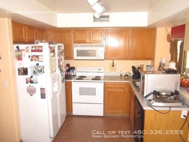 Building Photo - 1048 N Blackstone Dr