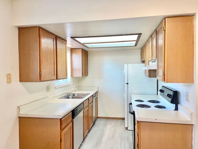 Foto del edificio - Beautiful West Side 2 Bedroom Condo w/ Views!!