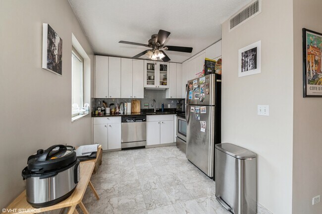 Building Photo - 1212 N La Salle Dr