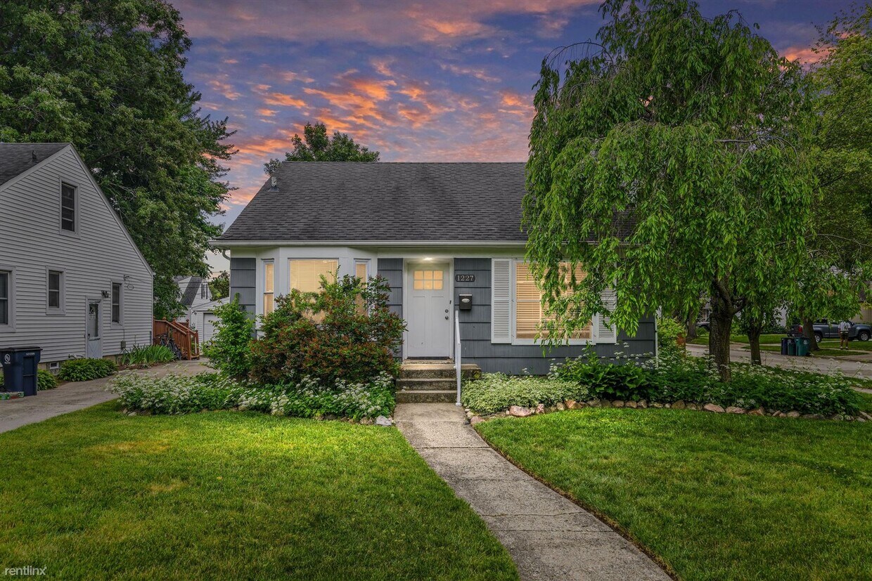 1227 Mayfield Dr, Royal Oak, MI 48067 House Rental in Royal Oak, MI