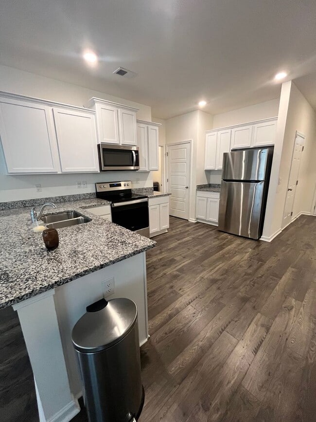 Building Photo - $600 Savings! Move Right In to Your Practi...