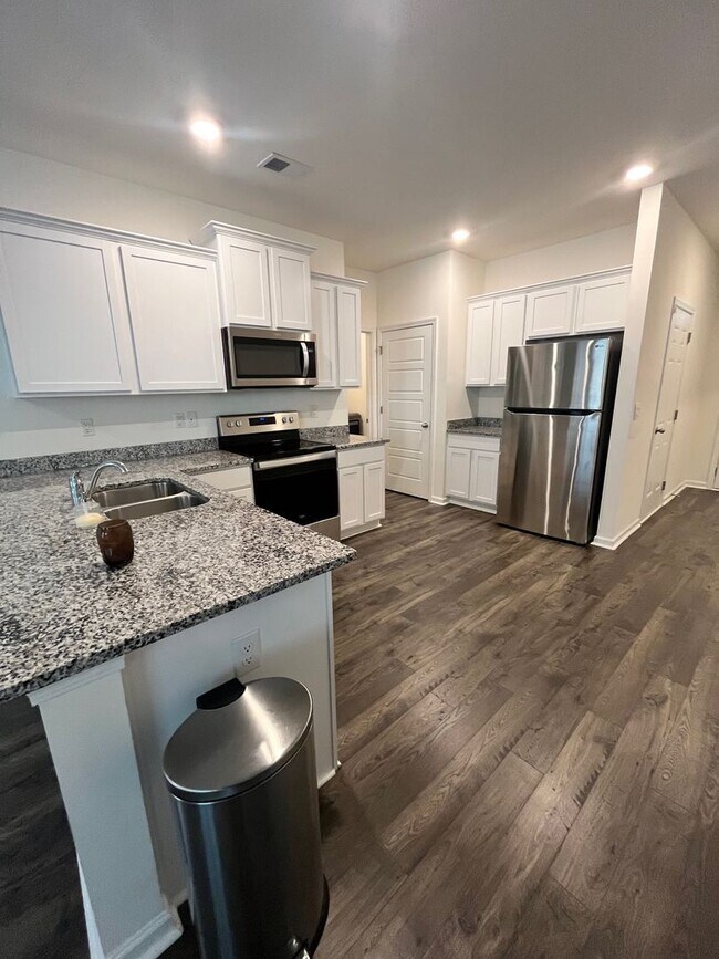 Foto del edificio - Move Right In to Your Practically Brand New Bonaire Home.