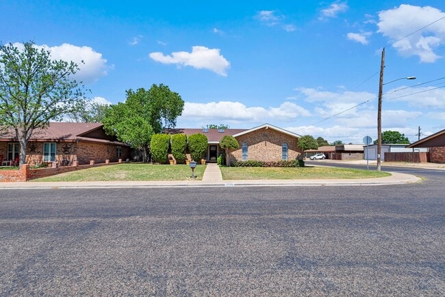 Foto del edificio - 1800 W 23rd St