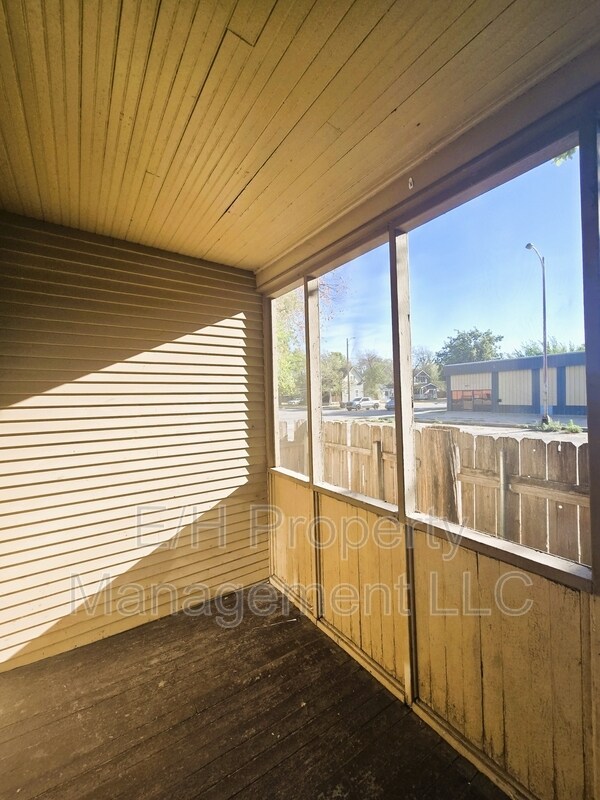 Building Photo - 1007 W Maple St